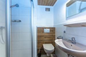 A bathroom at Remberghof
