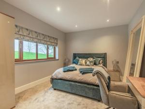 a bedroom with a bed and a window at Hoole Summer House in Elswick