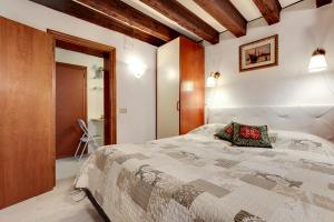 1 dormitorio con 1 cama en una habitación en Leo APARTMENT LOC-03081, en Venecia