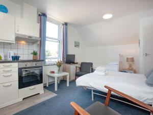 a small room with a bed and a kitchen and a kitchen at Apartment Twelve - Uk39868 in Paignton