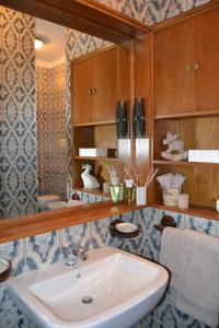 ein Bad mit einem Waschbecken und einem Spiegel in der Unterkunft La Filanda B&B in Casorezzo