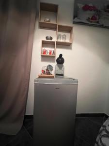 um pequeno frigorífico num quarto ao lado de uma parede em Suite parentale indépendante em Marselha
