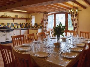 una mesa con platos y vasos en ella en una cocina en The Granary, en Somersal Herbert