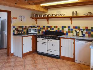 Una cocina o cocineta en The Granary