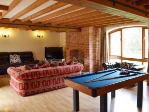 uma sala de estar com uma mesa de bilhar no meio em The Granary em Somersal Herbert