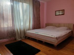ウージュホロドにあるKrone Hostelの小さなベッドルーム(ベッド1台、窓付)