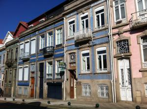 a building with blue and white paint on it at Hotel Mira D'Aire in Porto