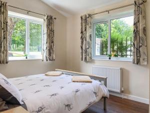 1 dormitorio con 1 cama y 2 ventanas en Deer Cottage 1 Uk39330 en Biddenden