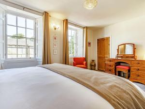 a bedroom with a bed and a dresser and a mirror at Bailiffgate in Alnwick