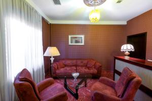 - Granada - Boutique Hotel - Tbilisi - في تبليسي: غرفة معيشة مع أريكة وكرسيين