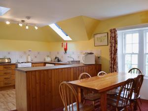 Кухня или мини-кухня в McIntyre Cottage
