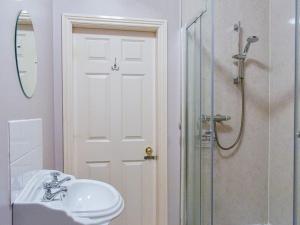 ein Bad mit einem WC, einem Waschbecken und einer Dusche in der Unterkunft Baileys Retreat in Sneaton