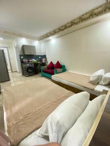 een hotelkamer met 2 bedden en een bank bij Zafero beach FAMILIES ONLY in Alexandrië