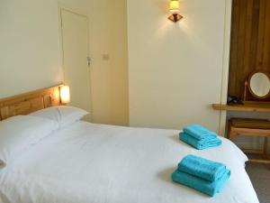 two towels sitting on top of a white bed at Lowenna - Ukc3538 in Mevagissey