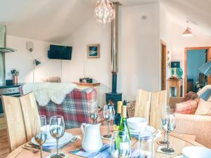 Mission House في Marvig: غرفة طعام مع طاولة مع كؤوس للنبيذ