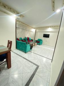 - un salon avec un canapé et une télévision dans l'établissement Zafero beach FAMILIES ONLY, à Alexandrie