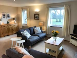 uma sala de estar com um sofá e uma mesa em Melbreak em Lorton