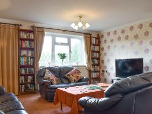 ein Wohnzimmer mit einem Sofa und einem Tisch in der Unterkunft Oak Tree Cottage - E5062 in Lydbrook