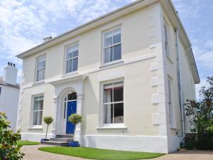Casa blanca con puertas y ventanas azules en Awelfa - On7 en Aberaeron