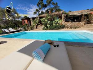 Bazén v ubytovaní Casa Salya 8 pers Piscine privée Chauffée San Cipriano alebo v jeho blízkosti