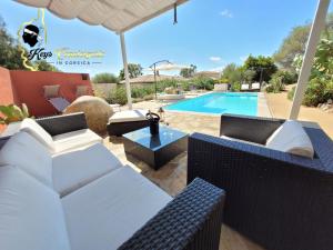 Bazén v ubytovaní Casa Salya 8 pers Piscine privée Chauffée San Cipriano alebo v jeho blízkosti