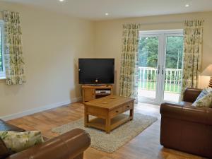 a living room with a tv and a couch at Tegen in Tywardreath