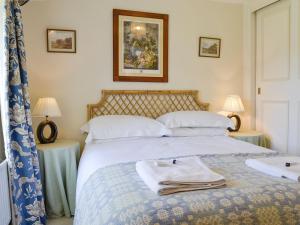 een slaapkamer met een bed met handdoeken erop bij Crogen Coach House - Oqr in Llandrillo