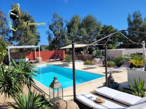 Bazén v ubytovaní Casa Salya 8 pers Piscine privée Chauffée San Cipriano alebo v jeho blízkosti
