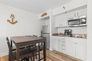 Кухня или мини-кухня в Beso del Sol Resort in Dunedin - Perfect Location & Relaxation!
