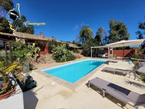 Bazén v ubytovaní Casa Salya 8 pers Piscine privée Chauffée San Cipriano alebo v jeho blízkosti