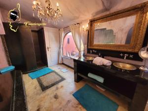 Posteľ alebo postele v izbe v ubytovaní Casa Salya 8 pers Piscine privée Chauffée San Cipriano