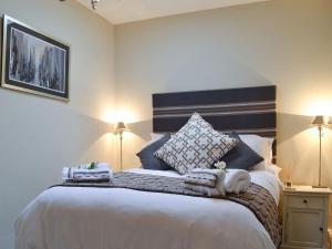 una camera da letto con un grande letto con asciugamani di Cross Cottage a Haworth