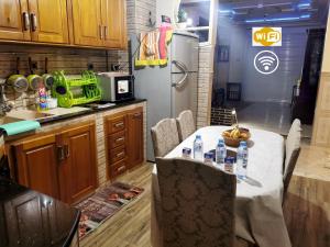 una cocina con una mesa con botellas de agua. en Appartement F4 de Luxe, en Constantina