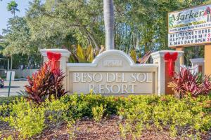 Сад в Beso del Sol Resort in Dunedin - Perfect Location & Relaxation!