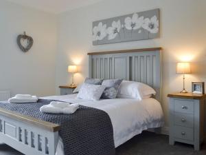 ein Schlafzimmer mit einem Bett mit zwei Handtüchern darauf in der Unterkunft Ling Farm Cottage in Holmewood