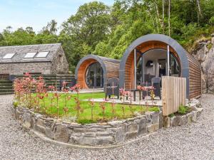 une maison circulaire avec un jardin en face de celle-ci dans l'établissement Shiel - Uk39866, à Salen