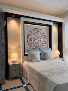 - une chambre dotée d'un grand lit avec une photo sur le mur dans l'établissement Villa Aquamarina Pintadera Rossa, à Porto Pino