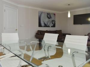 sala de estar con mesa de cristal y sillas blancas en Hollies Cottage 15 - Ukc4538 en Martock