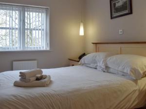 un dormitorio con una cama con un animal de peluche en Hollies Cottage 15 - Ukc4538 en Martock