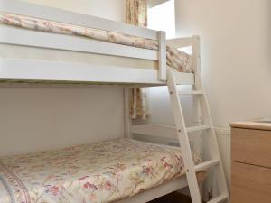 Poschodová posteľ alebo postele v izbe v ubytovaní The Long Barn