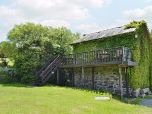 una casa con una terraza a un lado en Hollies Cottage - 27593 en Perranzabuloe