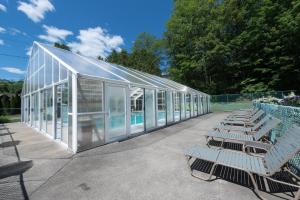 Bazén v ubytování Americas Best Value Inn & Suites Lake George nebo v jeho okolí