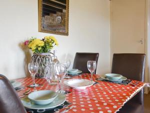 Llanfaelrhys的住宿－Ty Hen，桌子,带桌布,盘子和酒杯
