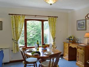 comedor con mesa y ventana en Waterwheel en Dalbeattie