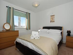 a bedroom with a bed with two towels on it at 6 Jubilee Close in Saint Merryn