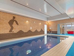 Ein Swimmingpool mit einem Schatten eines Mannes an der Wand in der Unterkunft Y Dorlan in Cardigan