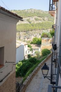 una vista desde un callejón entre dos edificios en Cuencaloft Casa S-XVII "La Catedral", en Cuenca