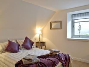 1 dormitorio con cama y ventana en St Ronans Place en Gartocharn