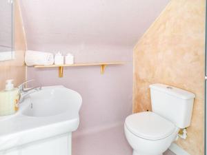uma casa de banho com um WC branco e um lavatório. em Lister Suite - Uk38333 em Halifax