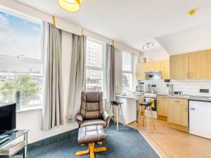 ein Wohnzimmer mit einem Stuhl und eine Küche in der Unterkunft Lister Suite - Uk38333 in Halifax